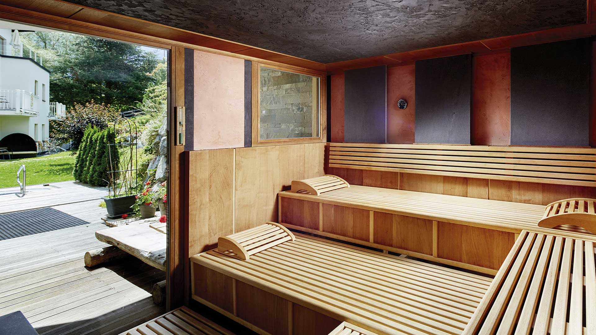 Sauna mit direktem Zugang zum Garten des Hotel Goies