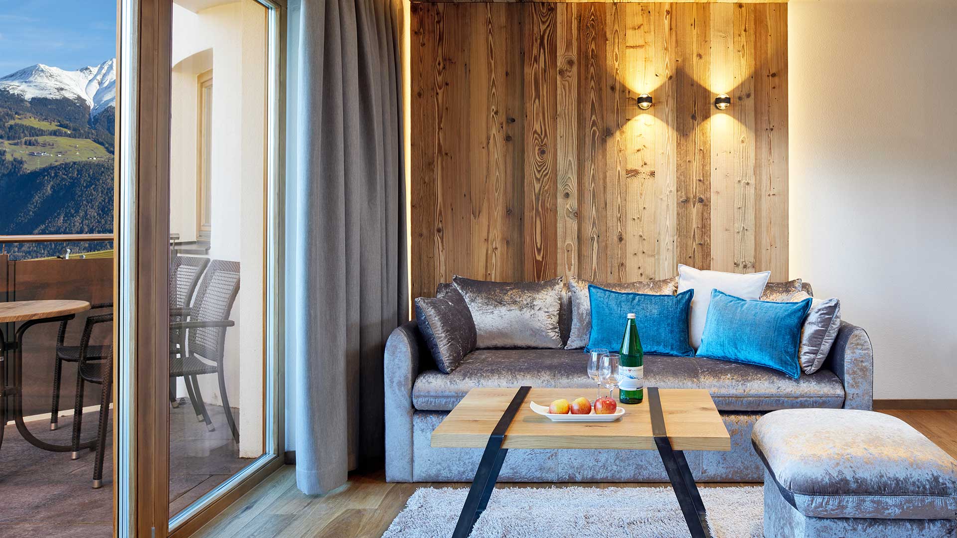 Sofa mit großen Kissen und Hocker - Hotel Goies in Ladis