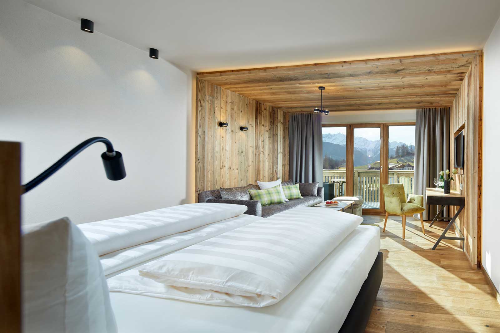 Großes Zimmer mit Aussicht im Hotel Goies in Ladis