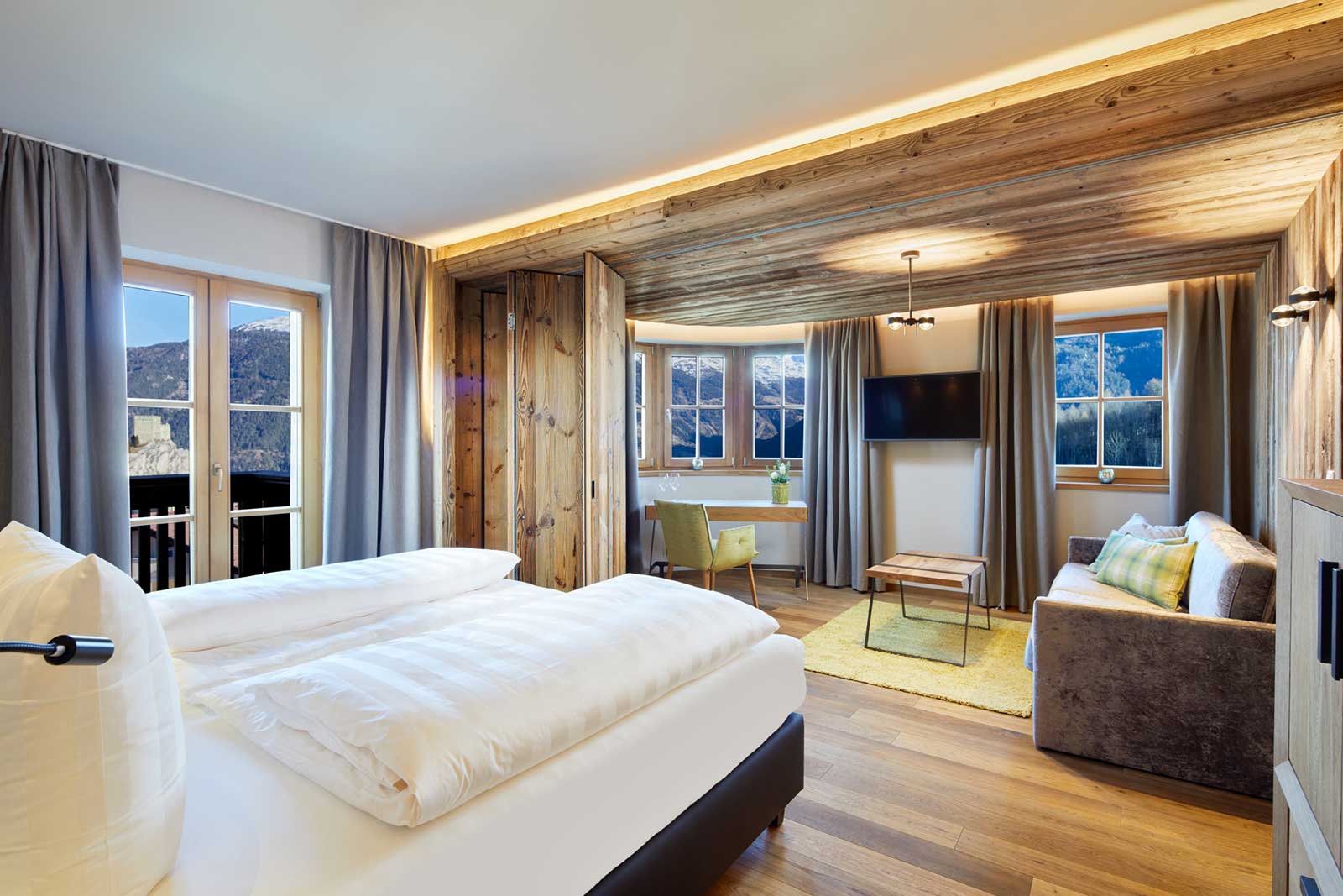 Doppelbettzimmer im Alpine Resort Goies mit Ausblick auf die Berge