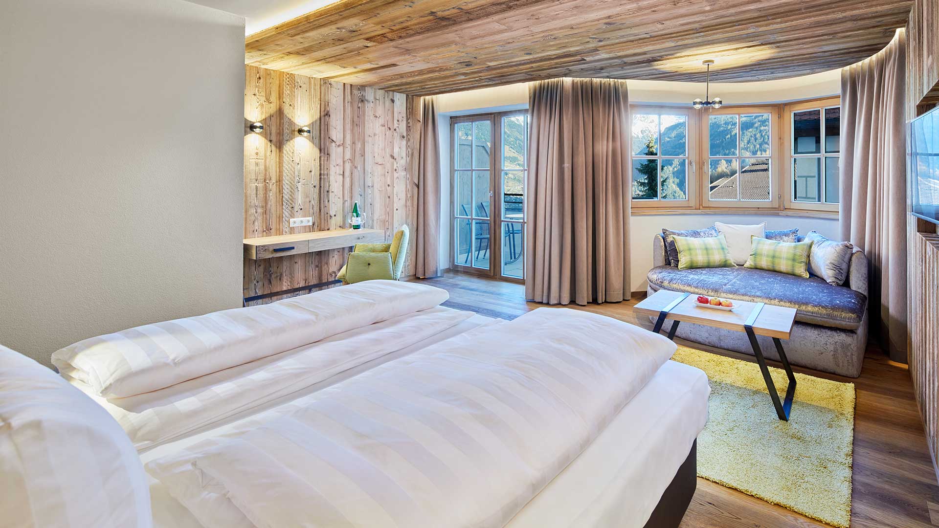 Gemuetliches Zimmer mit Panoramablick im Alpine Resort Goies