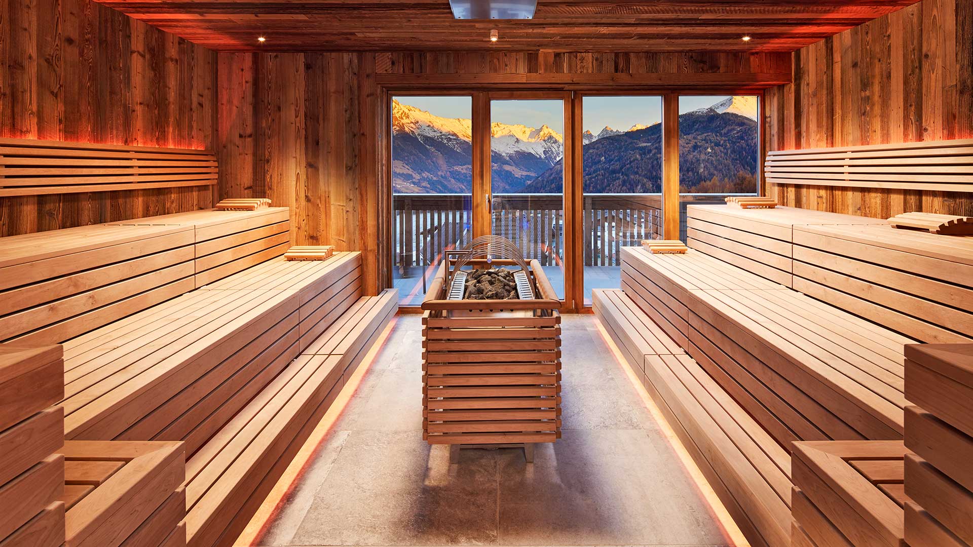 Sauna mit Blick auf die verschneiten Berge im Hotel Goies
