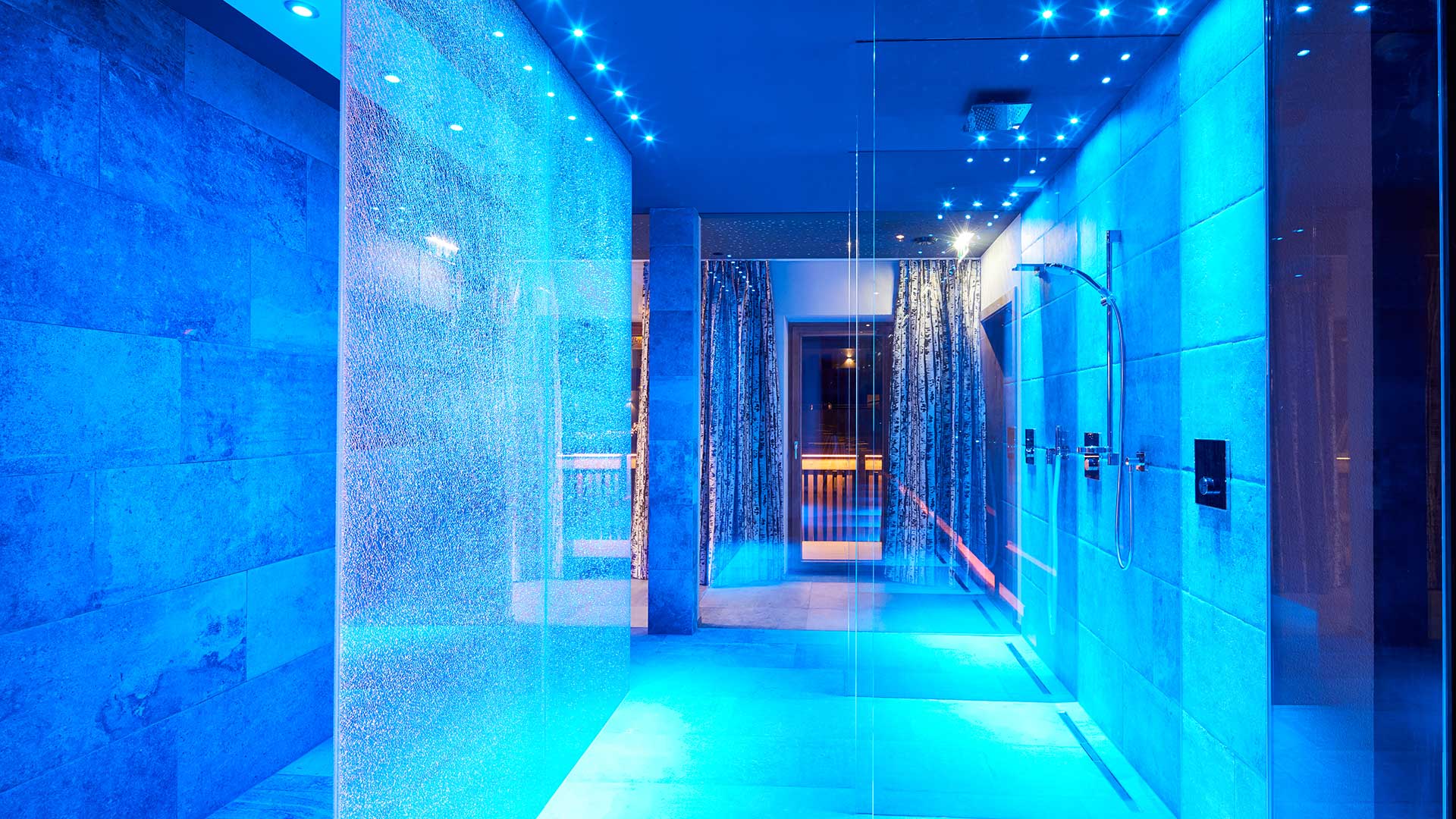 Blau beleuchtete Duschen in der Wellnessoase  im Hotel Goies