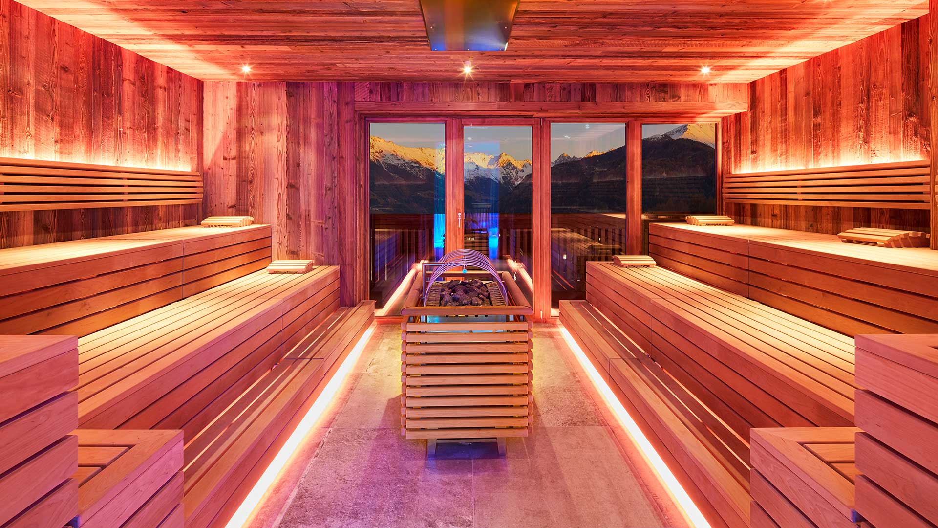Große Sauna im Hotel Goies mit Fensterfront und Blick auf die Berge