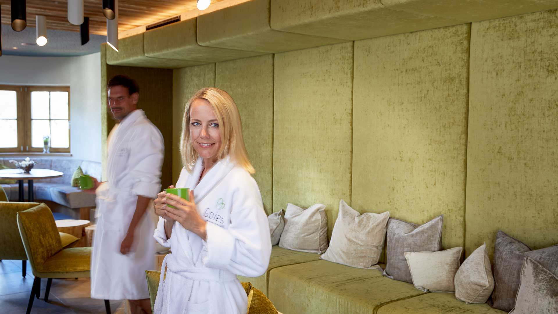 Hotelgaeste entspannen im Bademantel bei einer Tasse Tee - Hotel Goies